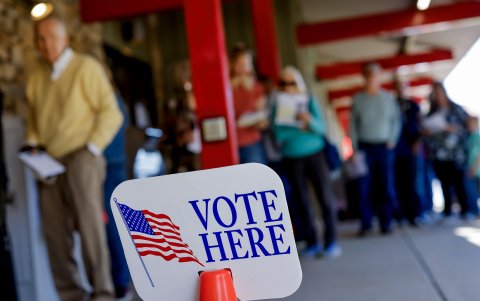 Los votantes esperan para emitir su voto durante la votación anticipada para las elecciones presidenciales de EE. UU.