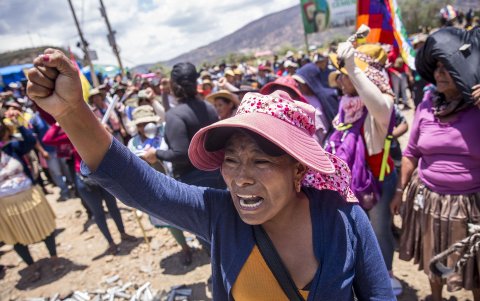Simpatizantes del expresidente de Bolivia Evo Morales marchan este martes en contra del gobierno de Luis Arce, en Parotani, Cochabamba (Bolivia).