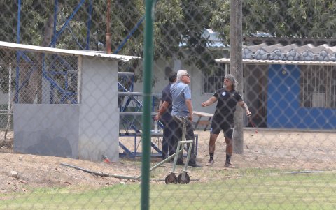 César Avilés mantuvo una conversación con el técnico Leonel Álvarez.
