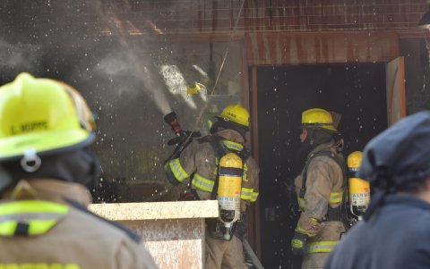 Bomberos combatiendo el incendio en el restaurante.