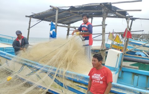 En San Pedro, al pie del mar, los artesanos se dedican a remendar redes.