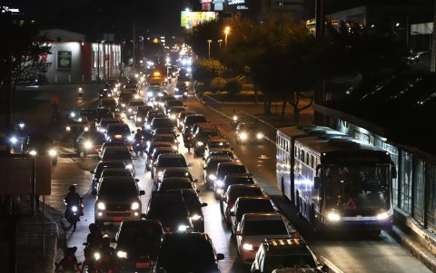 Bajo este panorama, caótico y oscuro, los usuarios se suben a las estaciones de la Metrovía, en Guayaquil. El pedido de desatascar las calles e iluminar a la ciudad es permanente.