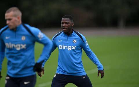 Moisés Caicedo quedó afuera de la nómina del Chelsea.