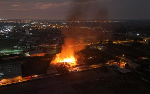 Un incendio se registró en una bodega de pálets en Machala, la tarde y noche de este miércoles 30 de octubre.