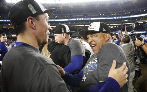 El entrenador de los Dodgers, Dave Roberts (d), celebra tras conseguir con sus pupilos la Serie Mundial.