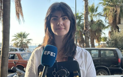 Kristie Rahal ofrece sus servicios de forma gratuitaa desplazados por los ataques israelíes en el sur del país.