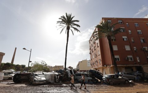 Coches arrasados por las riadas en la calle Maestro Serrano de la localidad de Paiporta, Valencia, este jueves.
