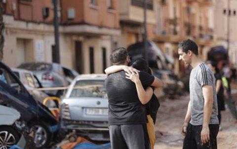 Dos personas se abrazan localidad valenciana de Paiporta, este jueves.