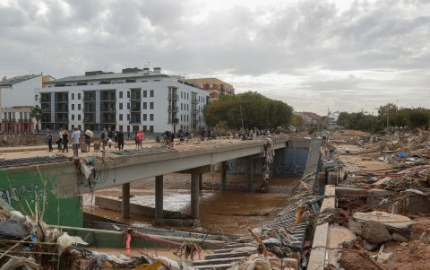 Vecinos de Paiporta, una de las localidades más afectadas por las inundaciones, recorren a pie varios kilómetros para comprar agua y alimentos en las localidades cercanas.