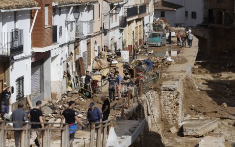 La población de Chiva, el sureste español, luce asolada por el temporal que ha causado más de un centenar de muertos, este jueves.