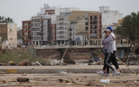Una pareja observa los daños en el Barranco del Poyo. Las calles de Paiporta (Valencia) son auténticos barrizales.