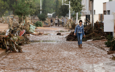 Una mujer camina entre el lodo acumulado por las intensas lluvias de la fuerte DANA que afecta especialmente el sur y el este de la península ibérica.