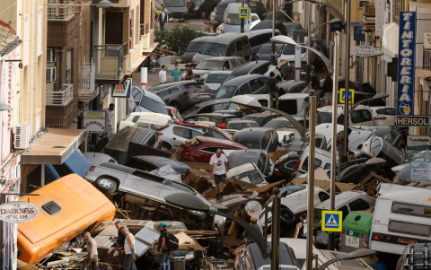 Vehículos amontonados en una calle tras las intensas lluvias de la fuerte DANA que afecta especialmente el sur y el este de la península ibérica.