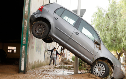 Estado en el que ha quedado un vehículo por las intensas lluvias de la fuerte dana que afecta especialmente el sur y el este de la península ibérica