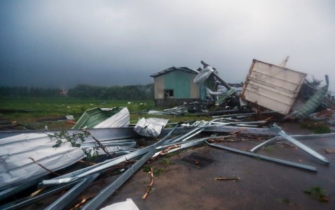 Casas destruidas cuando el tifón Kong-Rey toca tierra en Hualien, Taiwán, el 31 de octubre de 2024.