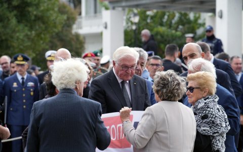 El presidente alemán Frank-Walter Steinmeier habla con descendientes de víctimas del Holocausto durante su visita al pueblo de Kandanos en Creta, Grecia, el 31 de octubre de 2024.