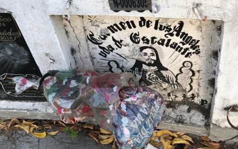 Recuerdos que se dejan en las tumbas.