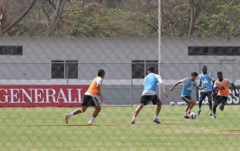 Emelec no puede fichar hasta julio de 2027 y al final de esta temporada 2024 podría perder 11 jugadores.