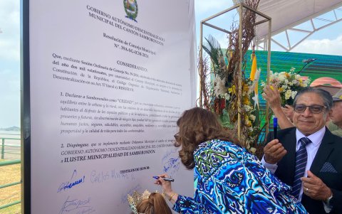 La vicealcaldesa, Silvia Tutivén, firma junto a los presentes la declaratoria de Samborondón como ciudad.