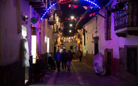 La noche previa a los cinco días de feriado, La Ronda estaba vacía. Los restaurantes y  los bares no contaban con visitantes.