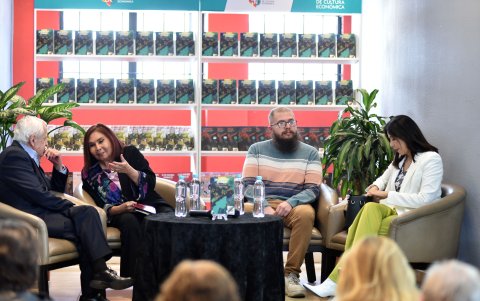 La obra es la más reciente de la poeta y novelista guayaquileña.