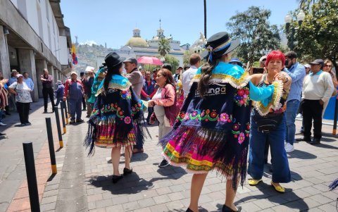 Los invitados reciben un poncho y un sombrero de manos de Tinajero