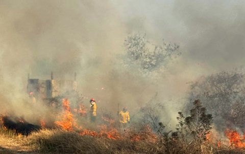Personal bomberil durante las tareas para sofocar las llamas en el recinto San Andrés, en la vía a la costa.