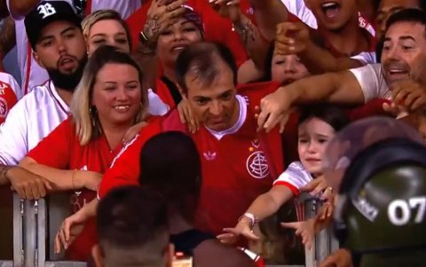 El delantero tricolor le regaló la camiseta a una niña que le estuvo alentando.