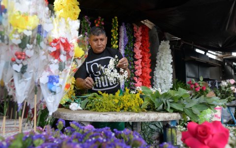 El comercio se dimaniza de a poco alrededor del Cementerio General de Guayaquil.