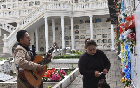 Los músicos ofrecen sus servicios a los visitantes para cantar algunas piezas musicales a sus familiares ya fallecidos.