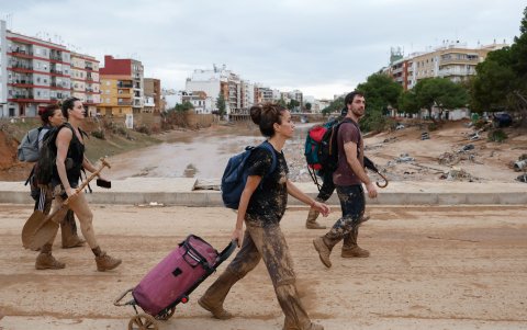 Varias personas ayudan a las labores de limpieza y rescate en Paiporta (Valencia).