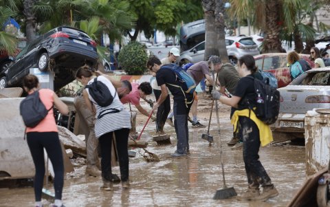 Personas de las diversas comunidades autónomas trabajan como voluntarios para restablecer la normalidad en Alfafar (Valencia),