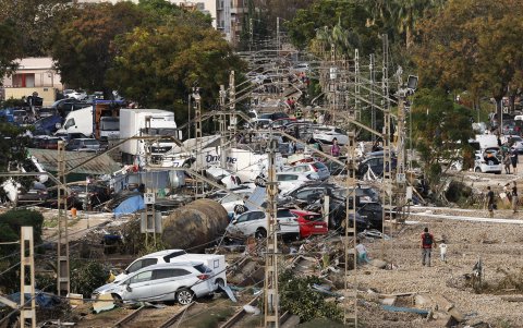 Vehículos amontonados sobre las vías del tren en Alfafar (Valencia), este viernes.