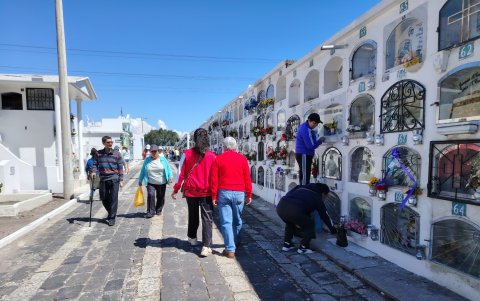 Son varios los arreglos que se realizan en los sepulcros.