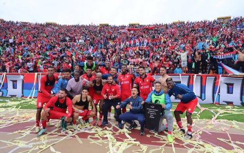 Los jugadores de El Nacional fueron a celebrar con los hinchas.