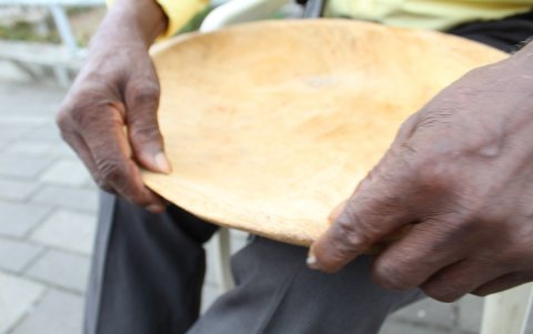 El artesano sentado en un muro cuenta las historias vividas a través del tiempo con este trabajo.