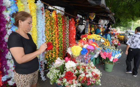 Comerciantes de flores artificiales también ofertaron la variedad de productos durante la jornada.