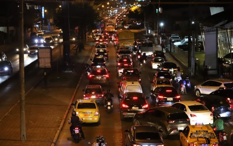 Hora pico. La avenida Carlos Julio Arosemena es otro de los puntos críticos de tránsito en el Puerto Principal. En las noches hay tramos que colapsan.