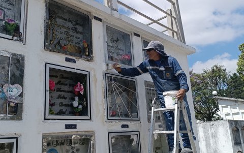Manuel Inga, trabajador del Cementerio Patrimonial de Cuenca, pinta y arregla todas las tumbas del lugar.