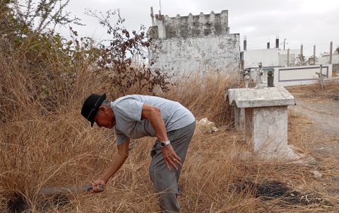 WASHINTON YAGUAL, LIMPIANDO LA MALEZA DEL CEMENTERIO