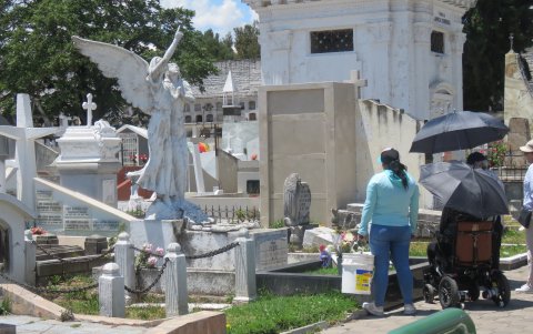 Costumbre. En el cementerio de la ciudad se observó familias desde el 01 de noviembre.