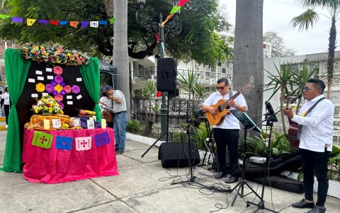 Todos los años se realizan actividades en los distintos camposantos de la ciudad en estas fechas. ¿La razón? Rendir homenaje a quienes ya no están.