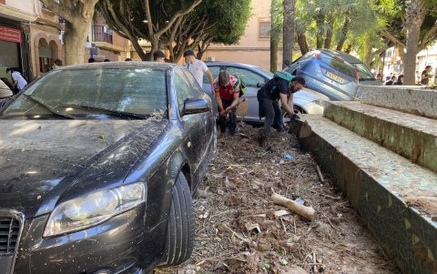 Voluntarios ayudan a retirar escombros en la localidad valenciana de Aldaia, este sábado 2 de noviembre.