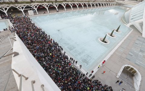 Miles de personas se presentaron este sábado 2 de noviembre como voluntarios para ayudar en las localidades afectadas por el temporal en Valencia.