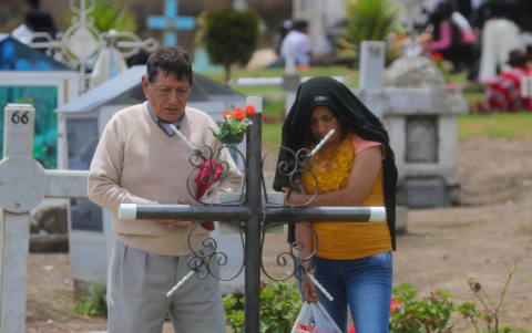 Ciudadanos llegan a los cementerios del país.