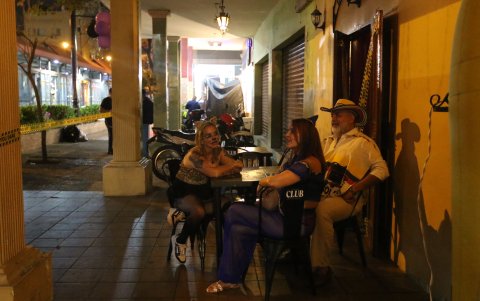 Guayaquil. A diferencia de lo que se ve en Cuenca, pasadas las 18:30, de domingo a viernes, las calles permanecen desoladas. En apenas unas pocas se ve una que otra familia caminando.
