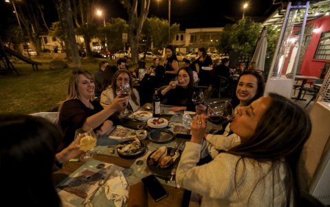 Los parques y plazas de Cuenca, sin importar la hora, pasan llenos de grupos de amigos y familias. El reencuentro siempre tiene cabida en los espacios.