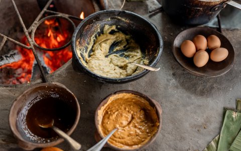 Ingredientes. En un fogón típico de Manabí está la crema de maní y una preparación con maíz.