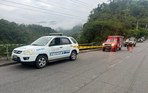Agentes de la Policía y rescatistas de los bomberos efectúan el operativo para extraer a las víctimas, tras la caída de la camioneta.