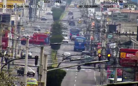 El choque entre un auto y una moto obligó a cerrar el paso en la vía Giovanni Calles, en Calderón, norte de Quito.